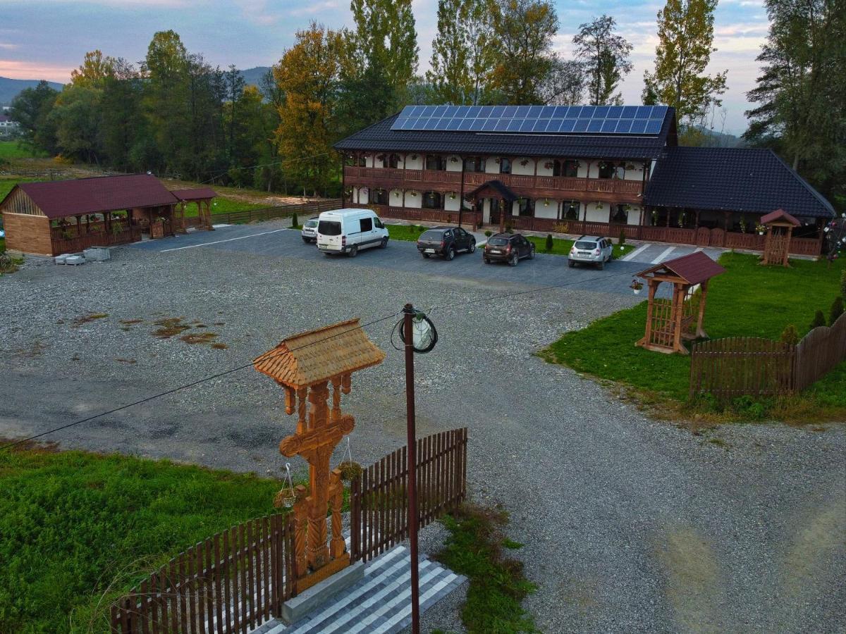Hotel Conacul Cosaului Feresti Exterior foto