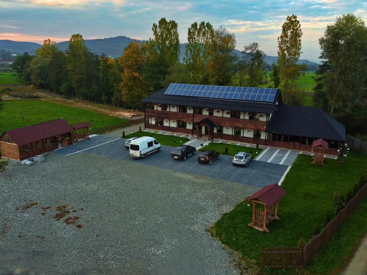 Hotel Conacul Cosaului Feresti Exterior foto