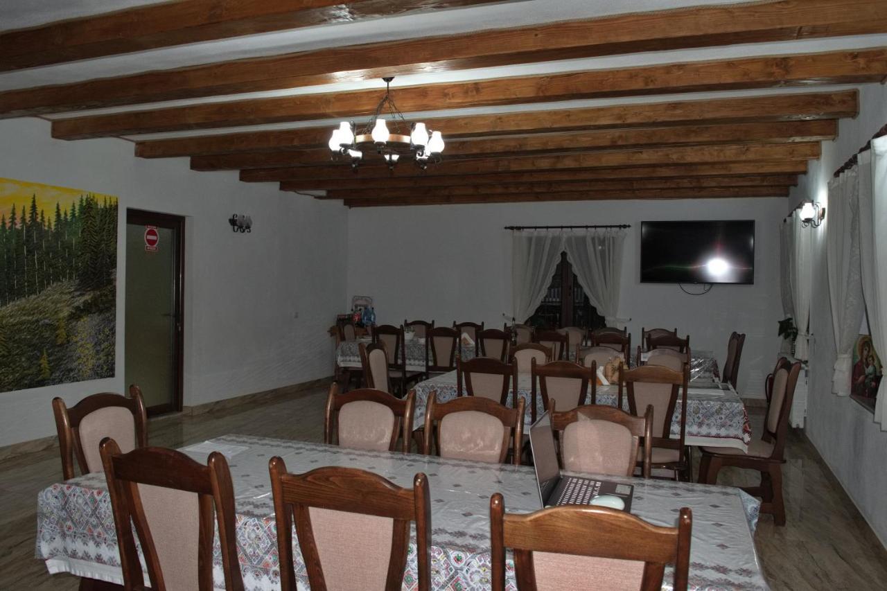 Hotel Conacul Cosaului Feresti Exterior foto