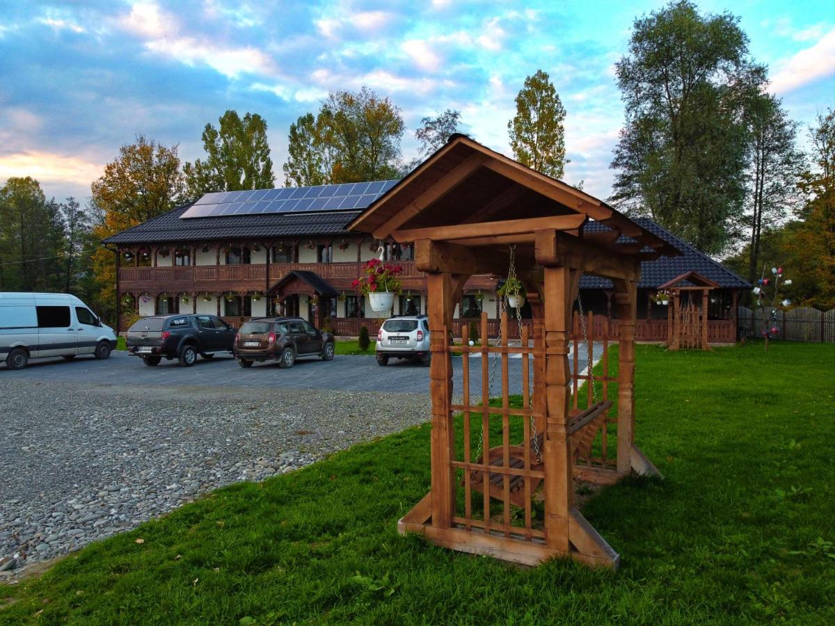 Hotel Conacul Cosaului Feresti Exterior foto