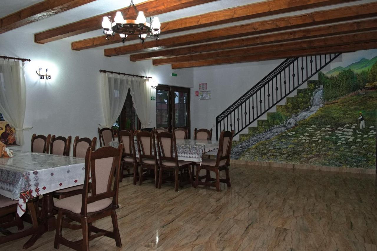 Hotel Conacul Cosaului Feresti Exterior foto