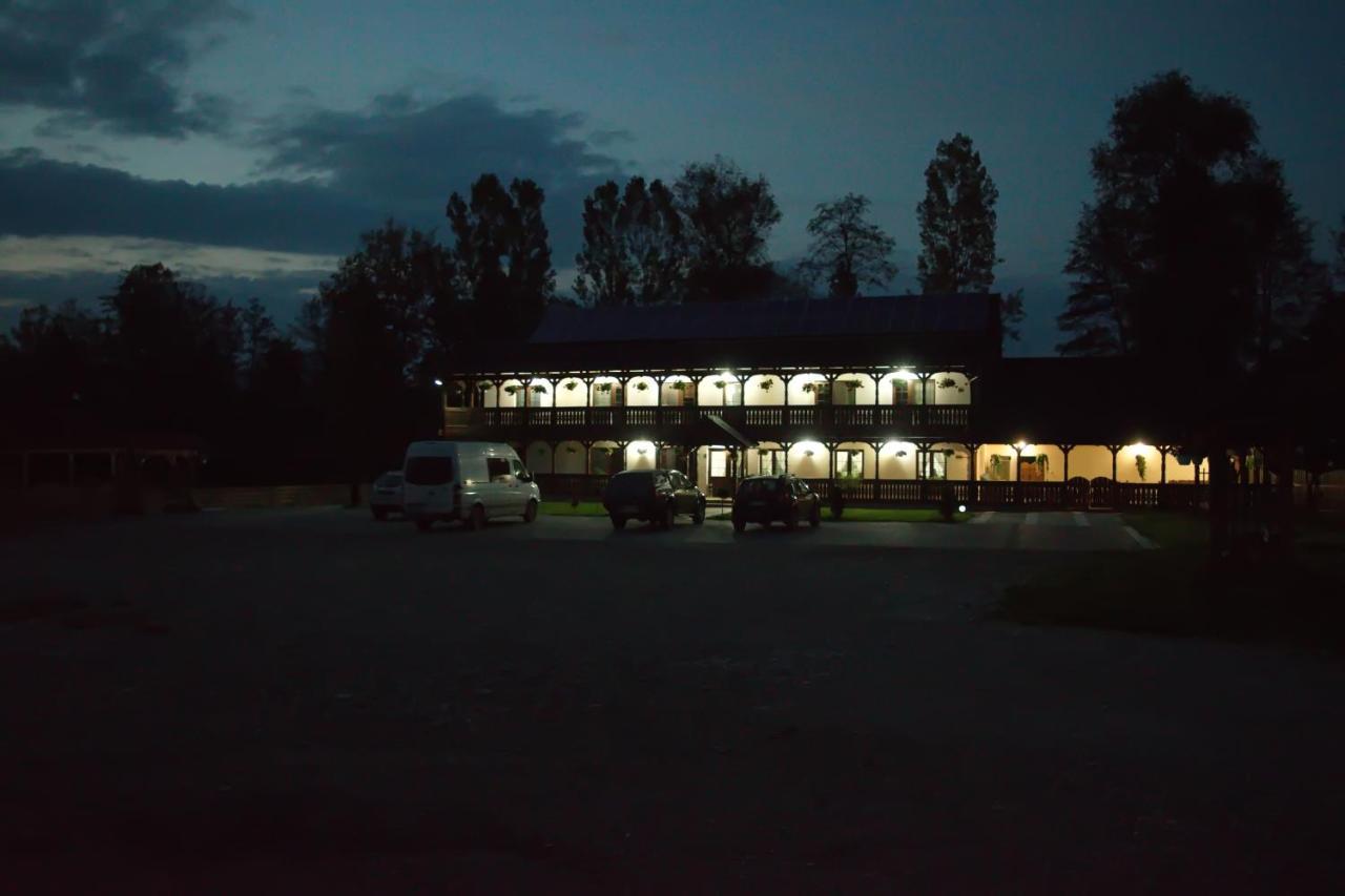 Hotel Conacul Cosaului Feresti Exterior foto