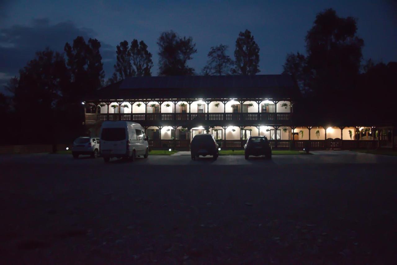Hotel Conacul Cosaului Feresti Exterior foto