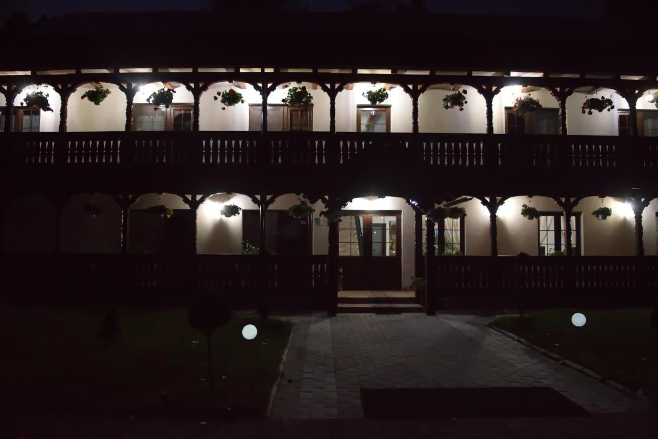 Hotel Conacul Cosaului Feresti Exterior foto