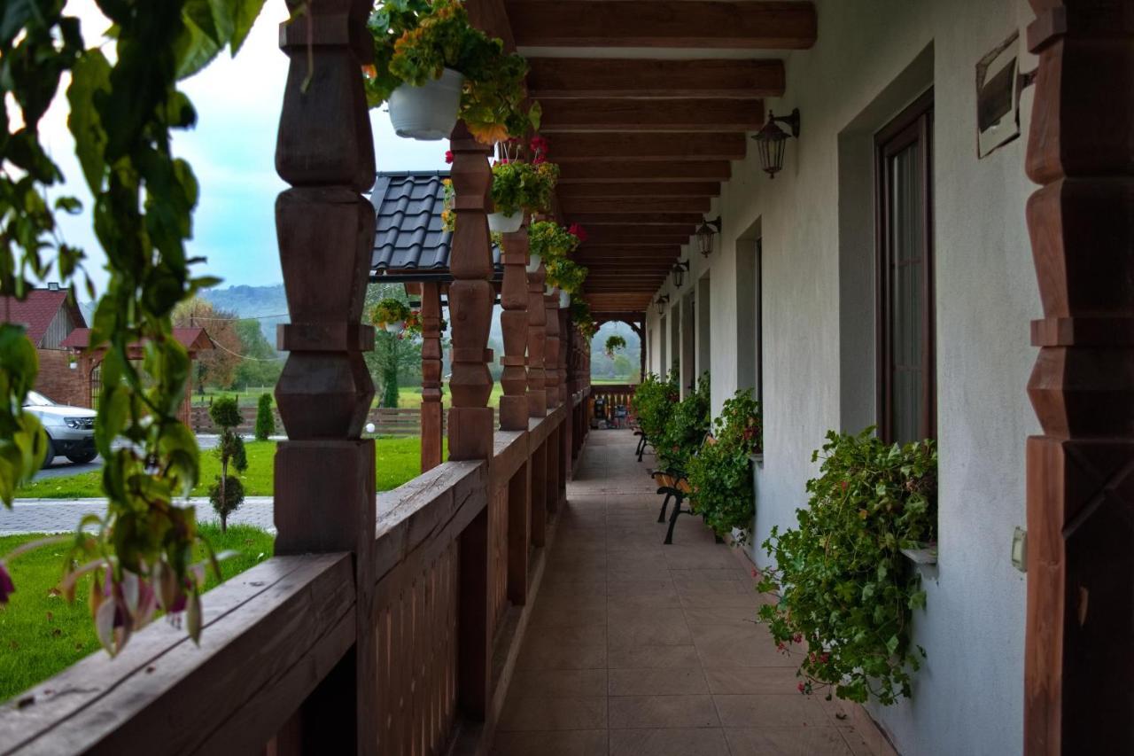 Hotel Conacul Cosaului Feresti Exterior foto